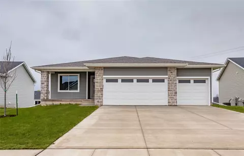 16533 Bentwood Dr, Urbandale, IA 50323