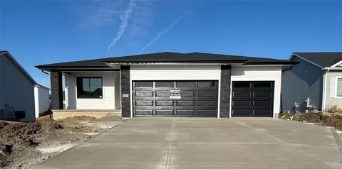 16541 Bentwood Dr, Urbandale, IA 50323