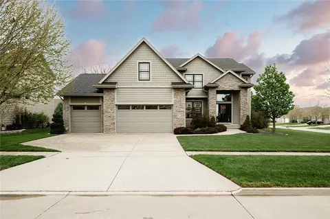 8223 Sky View Cir, West Des Moines, IA 50265