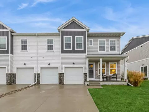 9644 Crowning Dr, West Des Moines, IA 50266