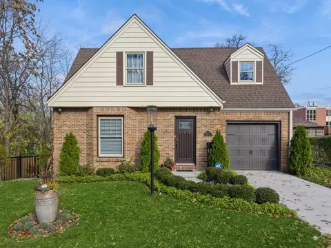 6417 Del Matro Ave, Windsor Heights, IA 50324