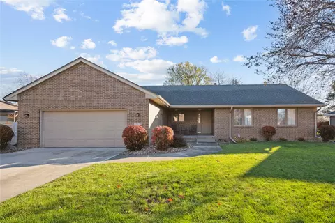 4615 77th St, Urbandale, IA 50322