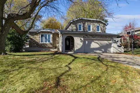 4308 Parkview Dr, Urbandale, IA 50322