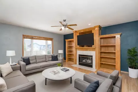 1021 Falcon Dr SE, Altoona, IA 50009
