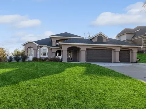 1885 Glen Oaks Dr, West Des Moines, IA 50266