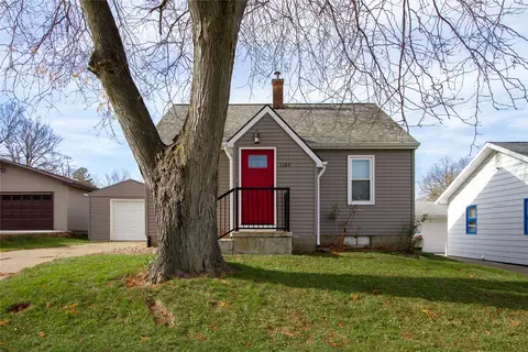 1109 E 2nd St, Pella, IA 50219