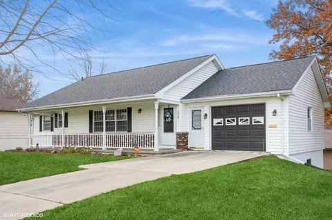 415 E 8th St, Pella, IA 50219