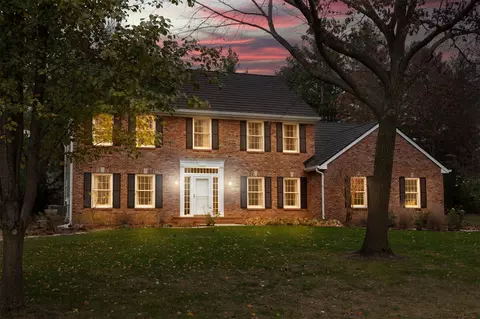 13202 Pineview Dr, Clive, IA 50325