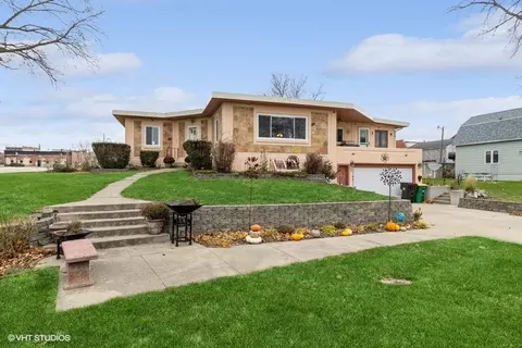 223 S 1st Ave, Winterset, IA 50273