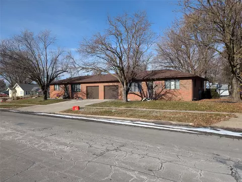 614616 S 8th Ave W, Newton, IA 50208