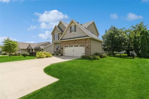 6027 E Oakwood Dr, Pleasant Hill, IA 50327