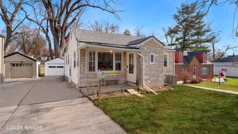1105 66th St, Windsor Heights, IA 50324