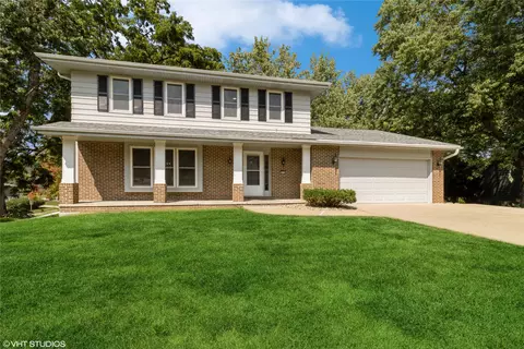 9759 Elmcrest Dr, Clive, IA 50325