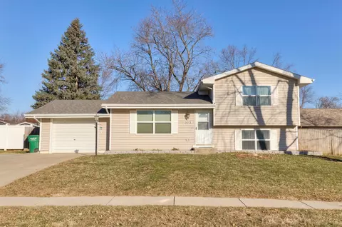 1013 6th St, Altoona, IA 50009
