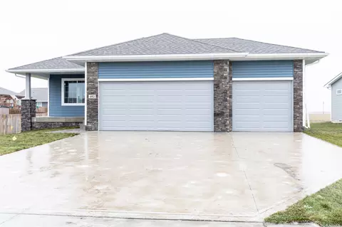 402 NE Madison Ave, Elkhart, IA 50073