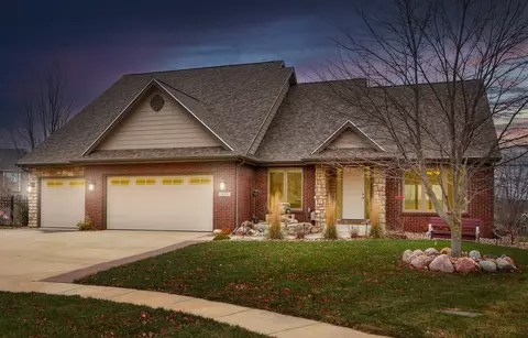 15938 Hammontree Dr, Urbandale, IA 50323