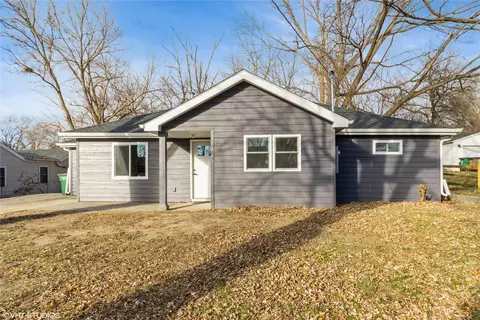 6519 School St, Windsor Heights, IA 50324