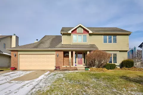 9921 Tanglewood Dr, Urbandale, IA 50322