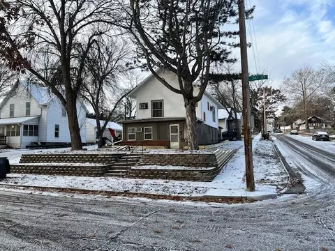686 34th St, Des Moines, IA 50312