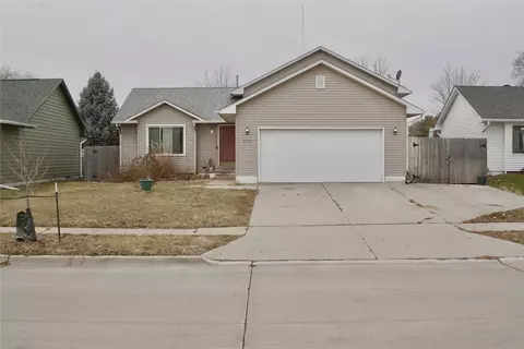 2932 Shadow Creek Ln, Des Moines, IA 50320