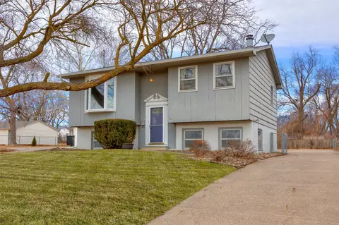 5111 Douglas Ave, Des Moines, IA 50310