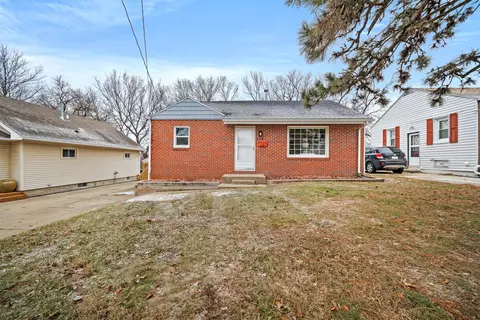 513 Pleasant View Dr, Des Moines, IA 50315
