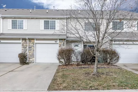 3799 Village Run Dr #907, Des Moines, IA 50317