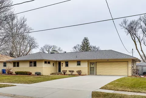 3827 Crestwood Rd, Des Moines, IA 50310