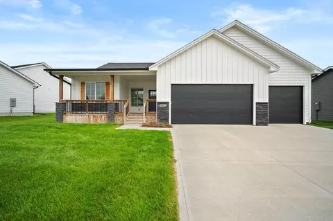 9083 Tatum Dr, West Des Moines, IA 50266