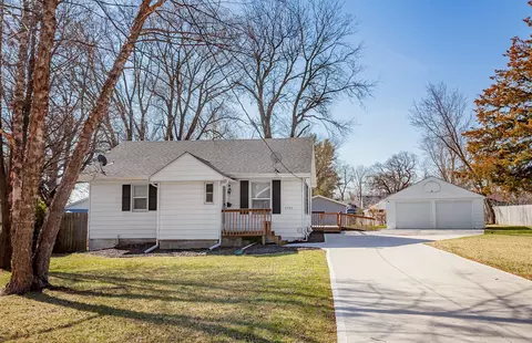 2720 Arnold Rd, Des Moines, IA 50310