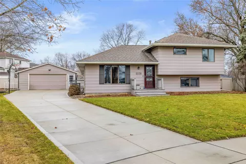 2238 Camelot Ct, Altoona, IA 50009