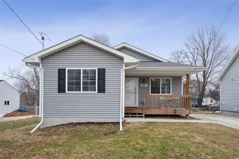 5811 SW 2nd St, Des Moines, IA 50315