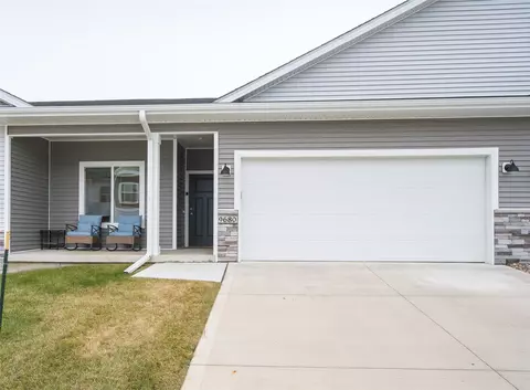 9680 Crestview Dr, West Des Moines, IA 50266