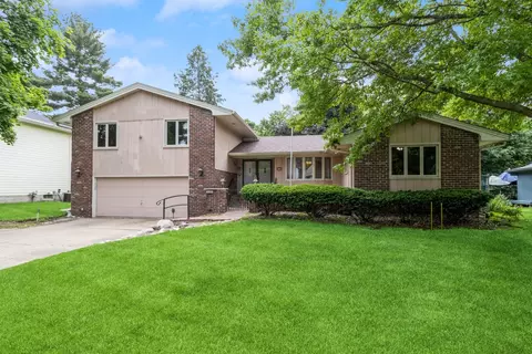 4504 Aspen Dr, West Des Moines, IA 50265