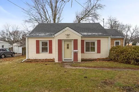 3220 E 38th St, Des Moines, IA 50317