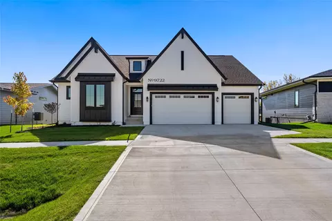 9722 Watermeadow Cir, Johnston, IA 50131