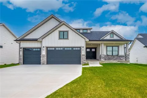 5017 148th Cir, Urbandale, IA 50323