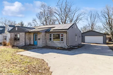 734 63rd St, Des Moines, IA 50312
