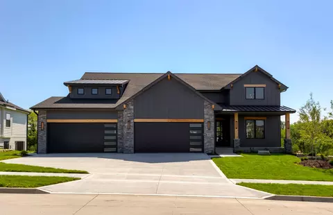4083 NW 175th St, Clive, IA 50325