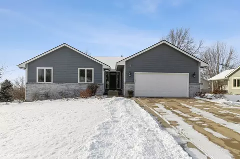 7030 High Point Cir, Johnston, IA 50131