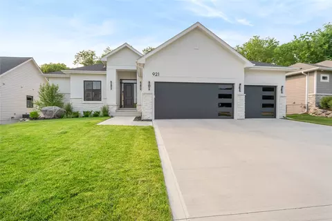 921 Timber Valley Dr, Polk City, IA 50226
