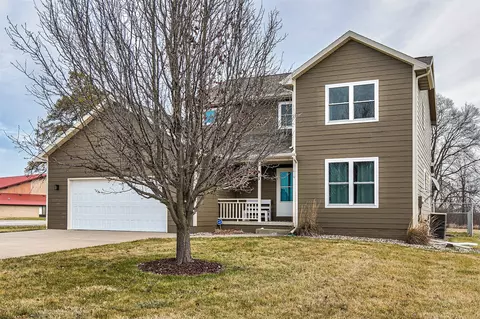 8455 Ridgeview Dr, Des Moines, IA 50320