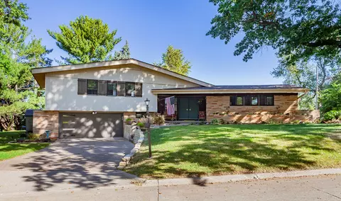 702 Sunset Dr, Indianola, IA 50125