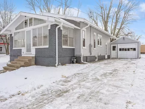 415 N 3rd Ave E, Newton, IA 50208