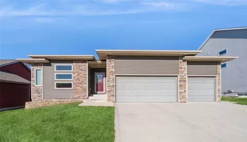 512 4th St SE, Bondurant, IA 50035