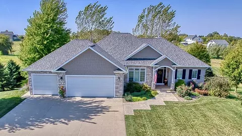 1631 Briar Ln, Pella, IA 50219