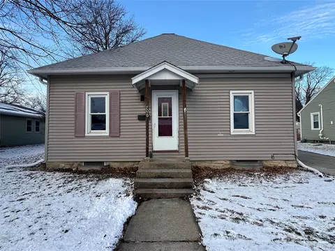 706 E 1st Ave, Indianola, IA 50125