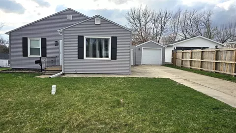 411 E 20th St S, Newton, IA 50208