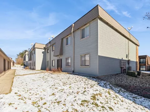 4749 Woodland Ave #4, West Des Moines, IA 50266