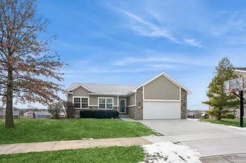 940 Bellflower Dr, Carlisle, IA 50047